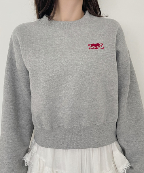Ada.(エイダ)の「ハート ワンポイントロゴ 刺繍 クロップド スウェット(スウェット・レディース・ブラック/グレー・FREE)」の8枚目の写真