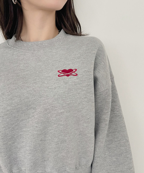 Ada.(エイダ)の「ハート ワンポイントロゴ 刺繍 クロップド スウェット(スウェット・レディース・ブラック/グレー・FREE)」の9枚目の写真