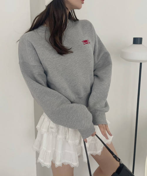 Ada.(エイダ)の「ハート ワンポイントロゴ 刺繍 クロップド スウェット(スウェット・レディース・ブラック/グレー・FREE)」の3枚目の写真