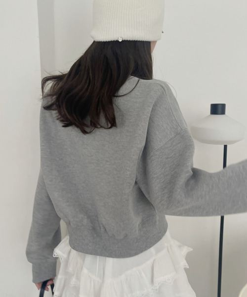 Ada.(エイダ)の「ハート ワンポイントロゴ 刺繍 クロップド スウェット(スウェット・レディース・ブラック/グレー・FREE)」の5枚目の写真