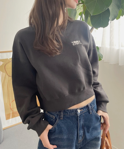 Ada.(エイダ)の「ハート ワンポイントロゴ 刺繍 クロップド スウェット(スウェット・レディース・ブラック/グレー・FREE)」の6枚目の写真