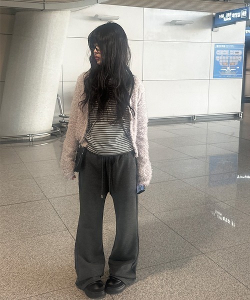 anyonemore（エニワンモア）の「[A/M] 裏起毛ウエストゴムセミブーツカットパンツ（スウェットパンツ・レディース・チャコール/ブラック・FREE）」の15枚目の写真