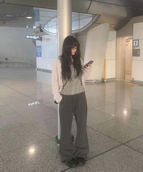 anyonemore（エニワンモア）の「[A/M] 裏起毛ウエストゴムセミブーツカットパンツ（スウェットパンツ・レディース・チャコール/ブラック・FREE）」の16枚目の写真