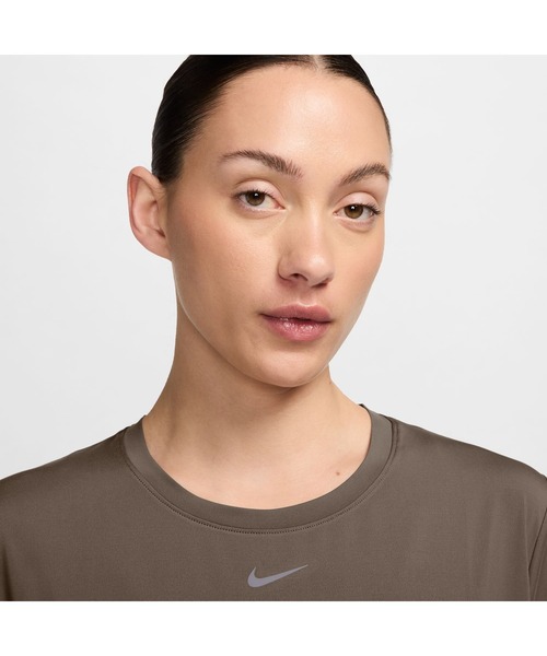 NIKE(ナイキ)の「ナイキ NIKE ナイキ ワン DF S/S スリム トップ(Tシャツ/カットソー・レディース・ブラウン/スモークピンク・S/M/L)」の4枚目の写真