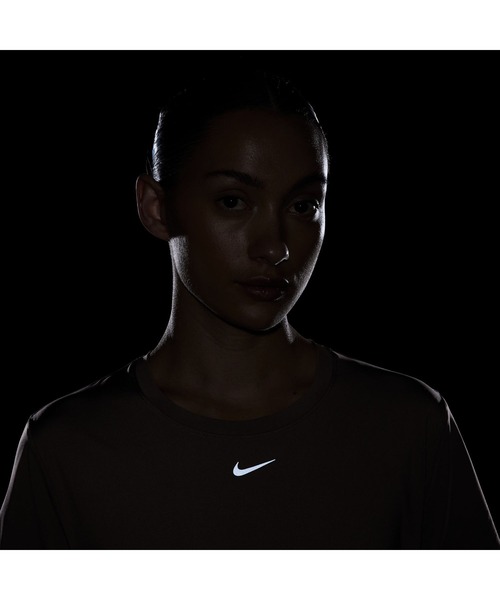 NIKE(ナイキ)の「ナイキ NIKE ナイキ ワン DF S/S スリム トップ(Tシャツ/カットソー・レディース・ブラウン/スモークピンク・S/M/L)」の5枚目の写真