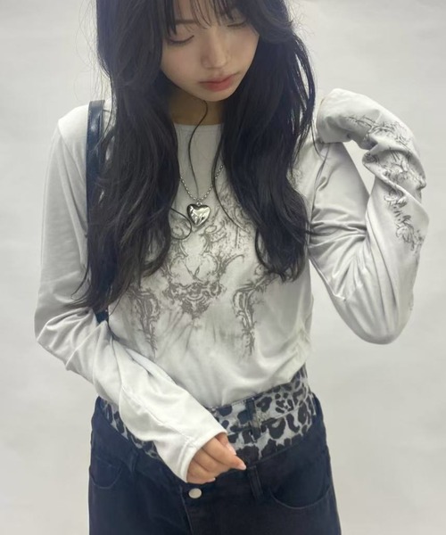 Vipoa(ヴィポア)の「FAIRY GRUNGE GRAPHIC COMPACT TOPS(Tシャツ/カットソー・レディース・ライトグレー・FREE)」の8枚目の写真