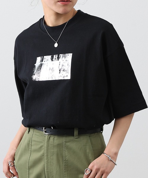 COLONY 2139（コロニートゥーワンスリーナイン）の「箔プリントTシャツ（Tシャツ/カットソー・レディース・ブラック/チャコールグレー/ホワイト・FREE）」の2枚目の写真