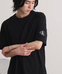 Calvin Klein（カルバン・クライン）の「【Calvin Klein JEANS カルバンクライン ジーンズ】BADGE Regular Fit SS T-Shirt バッジ レギュラーフィット半袖Tシャツ（Tシャツ/カットソー）」