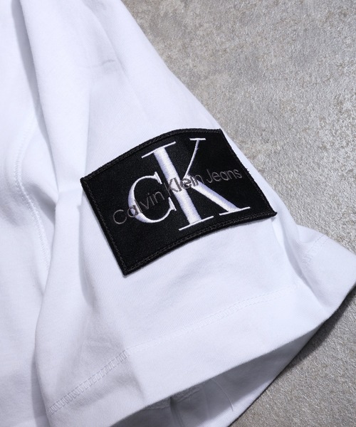 Calvin Klein（カルバン・クライン）の「【Calvin Klein JEANS/カルバンクライン ジーンズ】BADGE Regular Fit SS T-Shirt/バッジ レギュラーフィット半袖Tシャツ（Tシャツ/カットソー・メンズ・ブラック/ホワイト・XL/L/M/S）」の19枚目の写真
