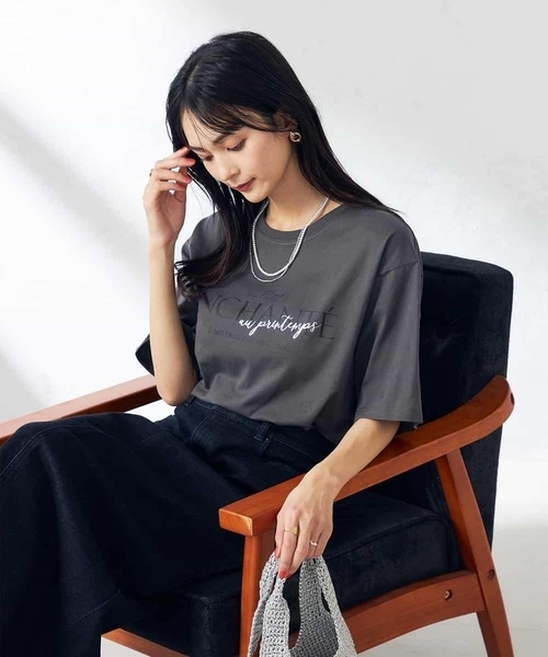 a.v.v(アーヴェヴェ)の「【コットン100%】クラシックロゴTシャツ(Tシャツ/カットソー・レディース・チャコールグレー/ホワイト/ネイビー・36/38/40/42/34)」の2枚目の写真