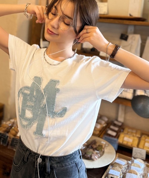 【milybilet】遊び心を忍ばせておしゃれを一新。デニムフリンジワッペン使いTシャツ
