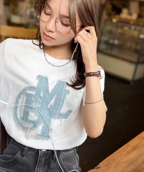 【milybilet】遊び心を忍ばせておしゃれを一新。デニムフリンジワッペン使いTシャツ