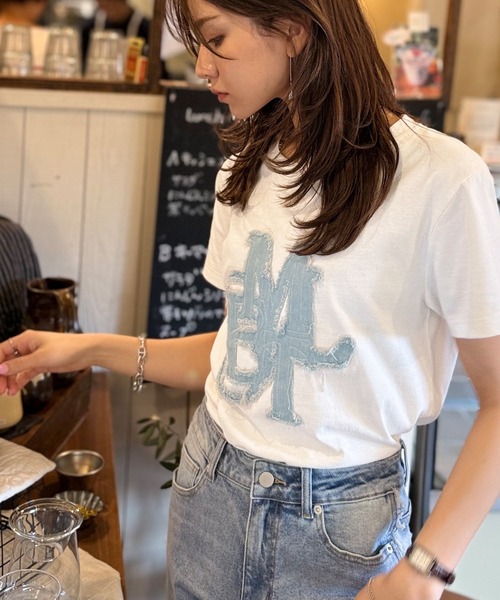 【milybilet】遊び心を忍ばせておしゃれを一新。デニムフリンジワッペン使いTシャツ