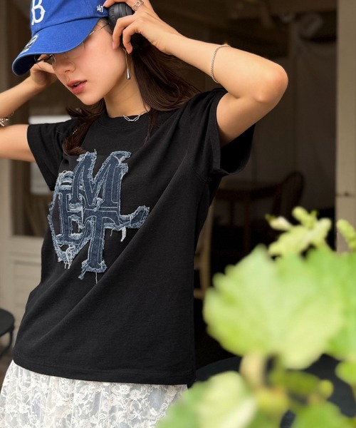 【milybilet】遊び心を忍ばせておしゃれを一新。デニムフリンジワッペン使いTシャツ