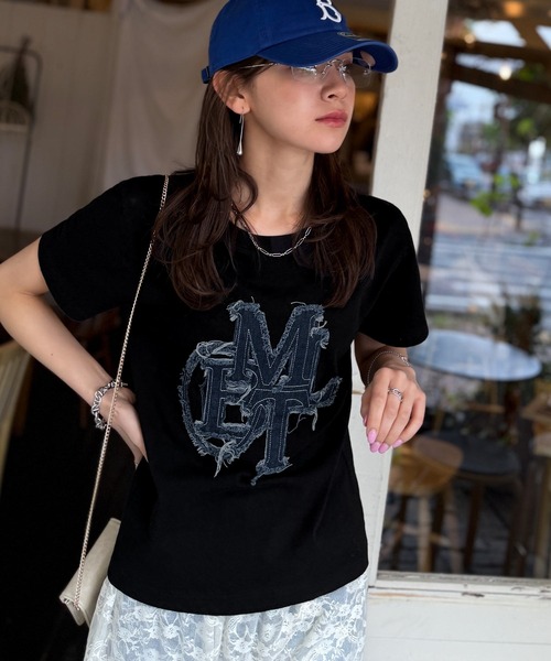 【milybilet】遊び心を忍ばせておしゃれを一新。デニムフリンジワッペン使いTシャツ