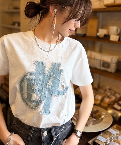 mily bilet（ミウィビレット）の「【mily bilet】遊び心を忍ばせておしゃれを一新。デニムフリンジワッペン使いTシャツ（Tシャツ/カットソー・レディース・ホワイト/ブラック・MEDIUM/LARGE/X-LARGE/SMALL）」の14枚目の写真