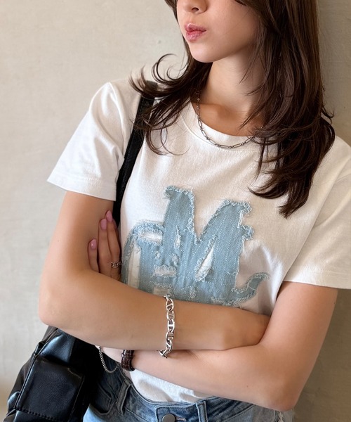 mily bilet（ミウィビレット）の「【mily bilet】遊び心を忍ばせておしゃれを一新。デニムフリンジワッペン使いTシャツ（Tシャツ/カットソー・レディース・ホワイト/ブラック・MEDIUM/LARGE/X-LARGE/SMALL）」の16枚目の写真