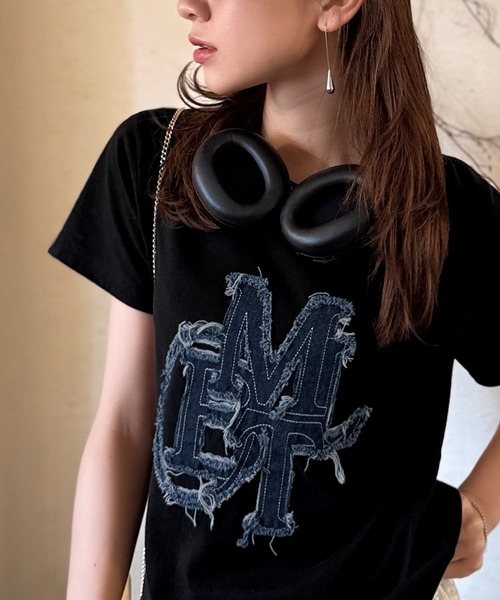 mily bilet（ミウィビレット）の「【mily bilet】遊び心を忍ばせておしゃれを一新。デニムフリンジワッペン使いTシャツ（Tシャツ/カットソー・レディース・ホワイト/ブラック・MEDIUM/LARGE/X-LARGE/SMALL）」の3枚目の写真