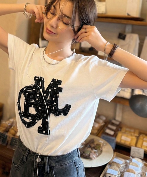 mily bilet（ミウィビレット）の「【mily bilet】遊び心を忍ばせておしゃれを一新。デニムフリンジワッペン使いTシャツ（Tシャツ/カットソー・レディース・ホワイト/ブラック・MEDIUM/LARGE/X-LARGE/SMALL）」の4枚目の写真