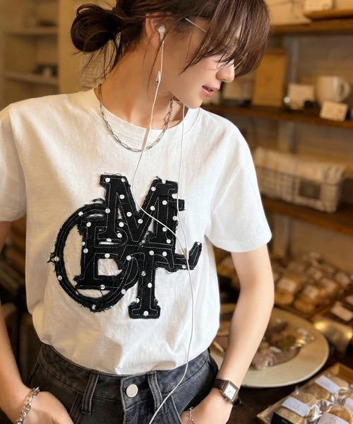 mily bilet（ミウィビレット）の「【mily bilet】遊び心を忍ばせておしゃれを一新。デニムフリンジワッペン使いTシャツ（Tシャツ/カットソー・レディース・ホワイト/ブラック・MEDIUM/LARGE/X-LARGE/SMALL）」の5枚目の写真