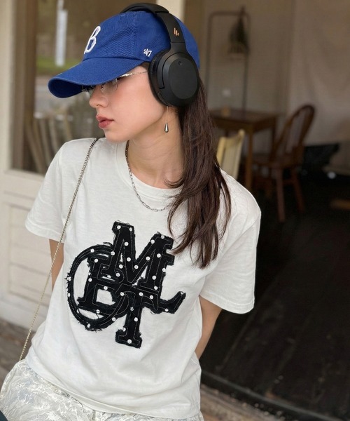 mily bilet（ミウィビレット）の「【mily bilet】遊び心を忍ばせておしゃれを一新。デニムフリンジワッペン使いTシャツ（Tシャツ/カットソー・レディース・ホワイト/ブラック・MEDIUM/LARGE/X-LARGE/SMALL）」の7枚目の写真