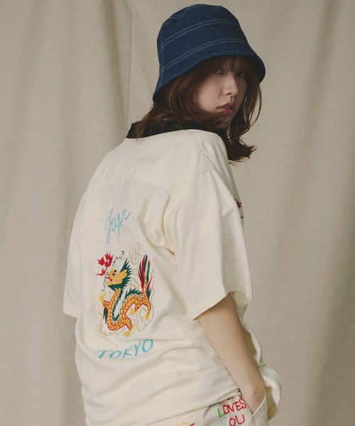 Universal Style Wear(ユニバーサルスタイルウェア)の「Universal Style Wear ドラゴン スーベニア シャツ(シャツ/ブラウス・メンズ・ブラック/ピンク系その他/オフホワイト/ベージュ系その他/ブラック系その他・MEDIUM/LARGE/X-LARGE)」の2枚目の写真
