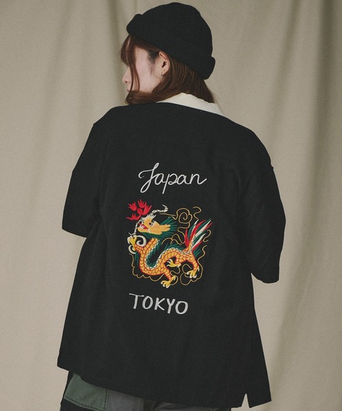Universal Style Wear(ユニバーサルスタイルウェア)の「Universal Style Wear ドラゴン スーベニア シャツ(シャツ/ブラウス・メンズ・ブラック/ピンク系その他/オフホワイト/ベージュ系その他/ブラック系その他・MEDIUM/LARGE/X-LARGE)」の1枚目の写真