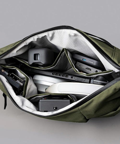 ALPAKA(アルパカ)の「FLOW SATCHEL 4L スリングバッグ ショルダーバッグ(ショルダーバッグ・メンズ・ブラック・ONE SIZE)」の2枚目の写真