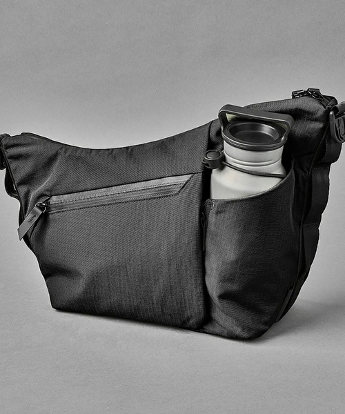 ALPAKA(アルパカ)の「FLOW SATCHEL 4L スリングバッグ ショルダーバッグ(ショルダーバッグ・メンズ・ブラック・ONE SIZE)」の3枚目の写真