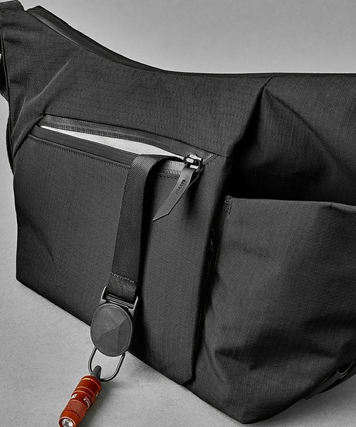 ALPAKA(アルパカ)の「FLOW SATCHEL 4L スリングバッグ ショルダーバッグ(ショルダーバッグ・メンズ・ブラック・ONE SIZE)」の4枚目の写真