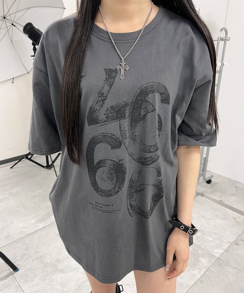 Figments(フィグメンツ)の「UPSIDEDOWNロゴビッグT(Tシャツ/カットソー・レディース・チャコールグレー/ホワイト・FREE)」の2枚目の写真