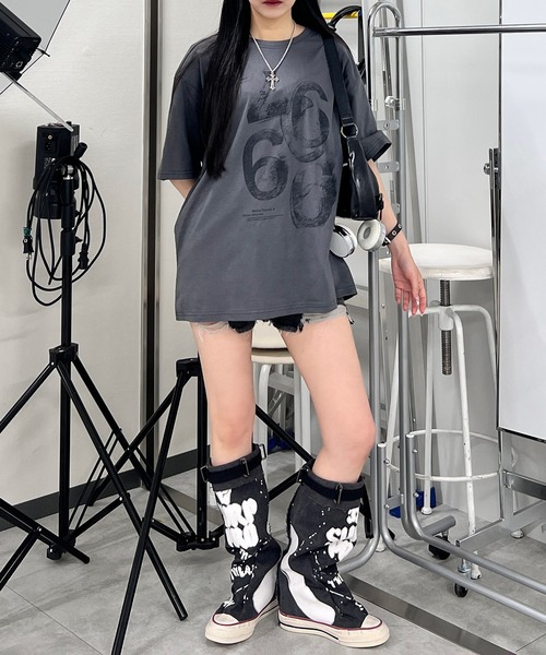 Figments(フィグメンツ)の「UPSIDEDOWNロゴビッグT(Tシャツ/カットソー・レディース・チャコールグレー/ホワイト・FREE)」の13枚目の写真