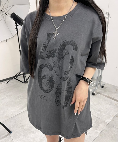 Figments(フィグメンツ)の「UPSIDEDOWNロゴビッグT(Tシャツ/カットソー・レディース・チャコールグレー/ホワイト・FREE)」の11枚目の写真