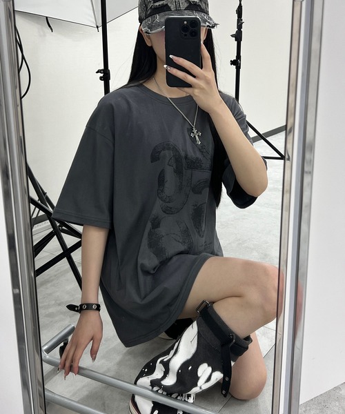 Figments(フィグメンツ)の「UPSIDEDOWNロゴビッグT(Tシャツ/カットソー・レディース・チャコールグレー/ホワイト・FREE)」の10枚目の写真