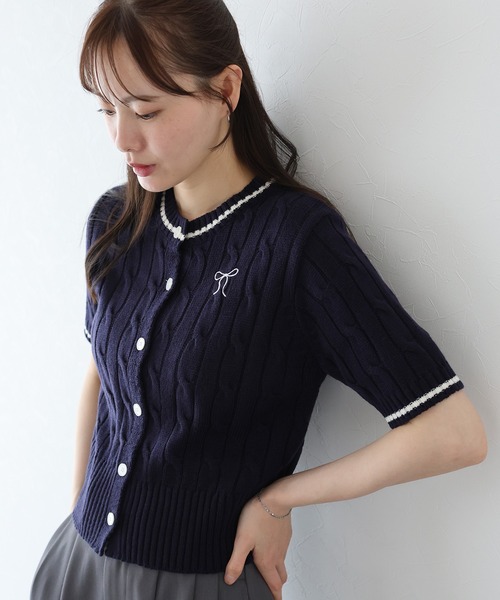 BLUEEAST(ブルーイースト)の「リボン刺繍ケーブルカーディガン(カーディガン/ボレロ・レディース・アイボリー/ピンク/ネイビー・MEDIUM)」の1枚目の写真