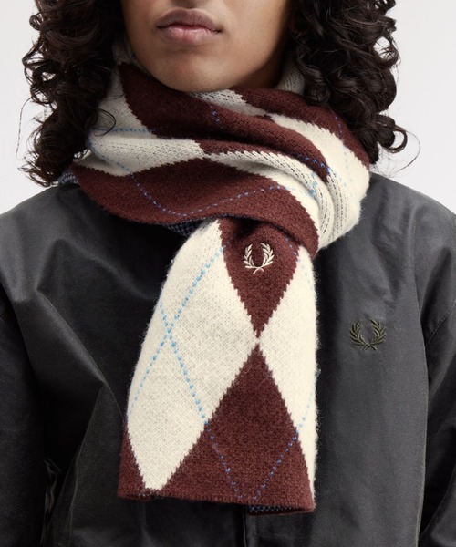 FRED PERRY(フレッドペリー)の「Brushed Argyle Scarf/アーガイルマフラー(マフラー・メンズ・オフホワイト/ブラック・ONE SIZE)」の2枚目の写真