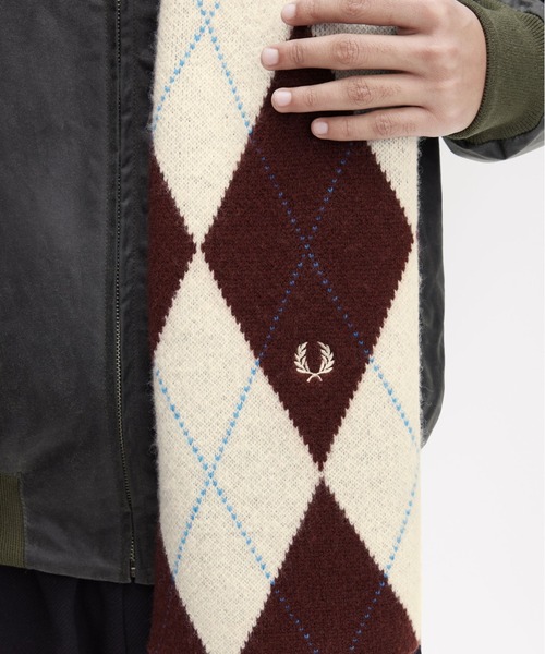 FRED PERRY(フレッドペリー)の「Brushed Argyle Scarf/アーガイルマフラー(マフラー・メンズ・オフホワイト/ブラック・ONE SIZE)」の4枚目の写真