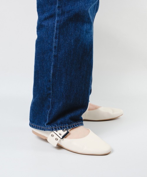 STEVE MADDEN（スティーブマデン）の「メタルバックルフラットシューズ/S.MADDEN ATLANTICA-VA（パンプス・レディース・ブラック/アイボリー・22.5cm/23.0cm/23.5cm/23.5-24/24.0cm/24.5cm）」の2枚目の写真