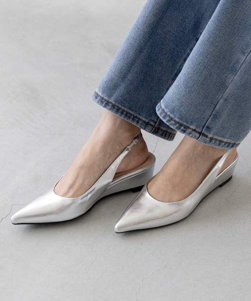 menue(メヌエ)の「ポインテッドトゥ バックストラップ ウェッジソール パンプス(パンプス・レディース・シルバー/ブラック/ブラウン系その他・21.5cm/22.0cm/22.5cm/23.0cm/23.5cm/24.0cm/24.5cm/25.0cm/25.5cm/26.0cm)」の14枚目の写真