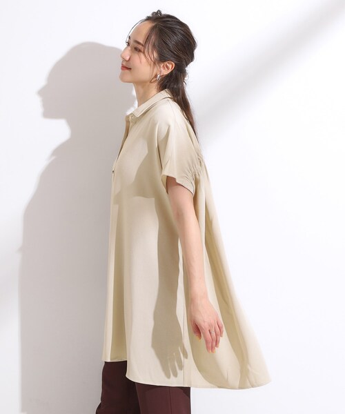 SHOO・LA・RUE（シューラルー）の「【S-LL/体型カバー】さらりとしたタッチが心地よい バックギャザーブラウス（チュニック・レディース・ネイビー/ライトオレンジ系/ライトベージュ・04/02/01/03）」の5枚目の写真
