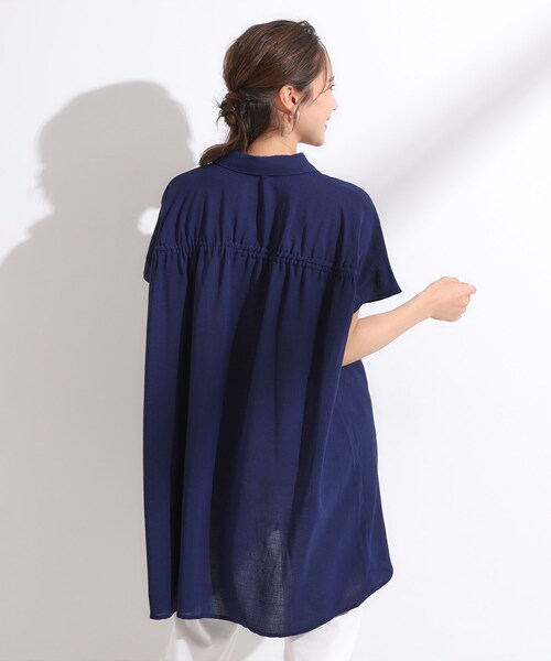 SHOO・LA・RUE（シューラルー）の「【S-LL/体型カバー】さらりとしたタッチが心地よい バックギャザーブラウス（チュニック・レディース・ネイビー/ライトオレンジ系/ライトベージュ・04/02/01/03）」の9枚目の写真