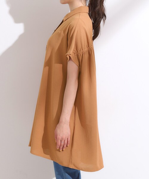 SHOO・LA・RUE（シューラルー）の「【S-LL/体型カバー】さらりとしたタッチが心地よい バックギャザーブラウス（チュニック・レディース・ネイビー/ライトオレンジ系/ライトベージュ・04/02/01/03）」の17枚目の写真
