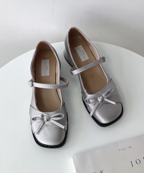 AS KNOW AS plus（アズノゥアズプラス）の「サテンリボンヒールパンプス（パンプス・レディース・アイボリー/ブラック/シルバー・M/L）」の3枚目の写真