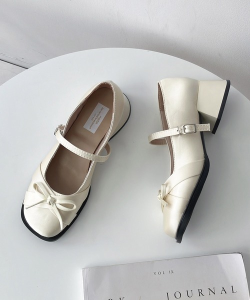 AS KNOW AS plus（アズノゥアズプラス）の「サテンリボンヒールパンプス（パンプス・レディース・アイボリー/ブラック/シルバー・M/L）」の2枚目の写真