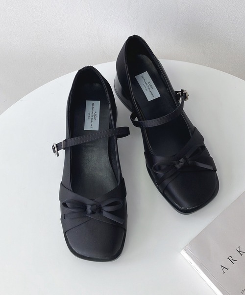 AS KNOW AS plus（アズノゥアズプラス）の「サテンリボンヒールパンプス（パンプス・レディース・アイボリー/ブラック/シルバー・M/L）」の4枚目の写真