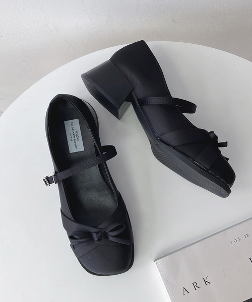 AS KNOW AS plus（アズノゥアズプラス）の「サテンリボンヒールパンプス（パンプス・レディース・アイボリー/ブラック/シルバー・M/L）」の5枚目の写真