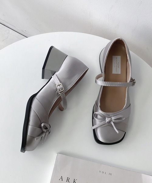 AS KNOW AS plus（アズノゥアズプラス）の「サテンリボンヒールパンプス（パンプス・レディース・アイボリー/ブラック/シルバー・M/L）」の8枚目の写真