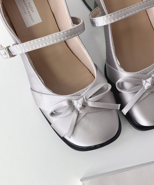 AS KNOW AS plus（アズノゥアズプラス）の「サテンリボンヒールパンプス（パンプス・レディース・アイボリー/ブラック/シルバー・M/L）」の9枚目の写真