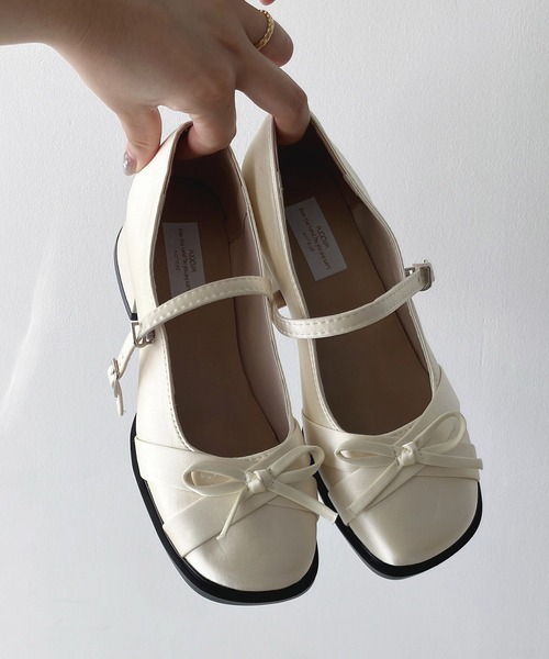 AS KNOW AS plus（アズノゥアズプラス）の「サテンリボンヒールパンプス（パンプス・レディース・アイボリー/ブラック/シルバー・M/L）」の15枚目の写真
