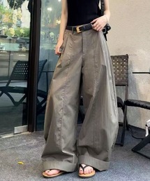 ボリュームたっぷりのワイドバルーンパンツ